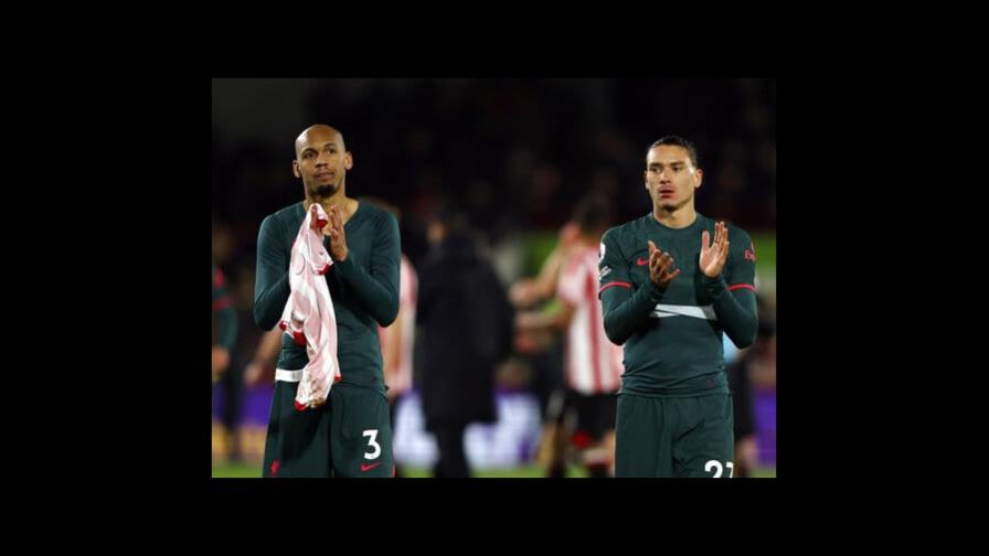 Liverpool sigue tambaleante, con derrota en Brentford