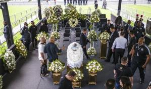Aficionados despiden a Pelé en estadio de Santos
