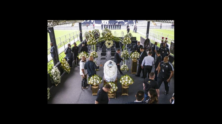 Aficionados despiden a Pelé en estadio de Santos