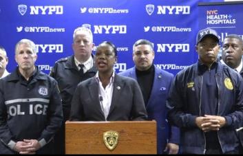 Detienen a hombre que atacó a policías con machete en NY