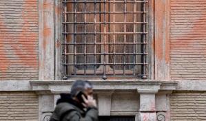Una protesta ecologista cubre con pintura rosa la fachada del Senado italiano
