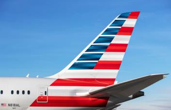 Trabajador muere tras ser succionado por el motor de un avión en aeropuerto de EEUU