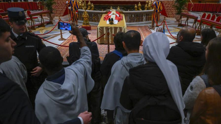 El fallecido Papa Benedicto XVI es velado en la Basílica de San Pedro