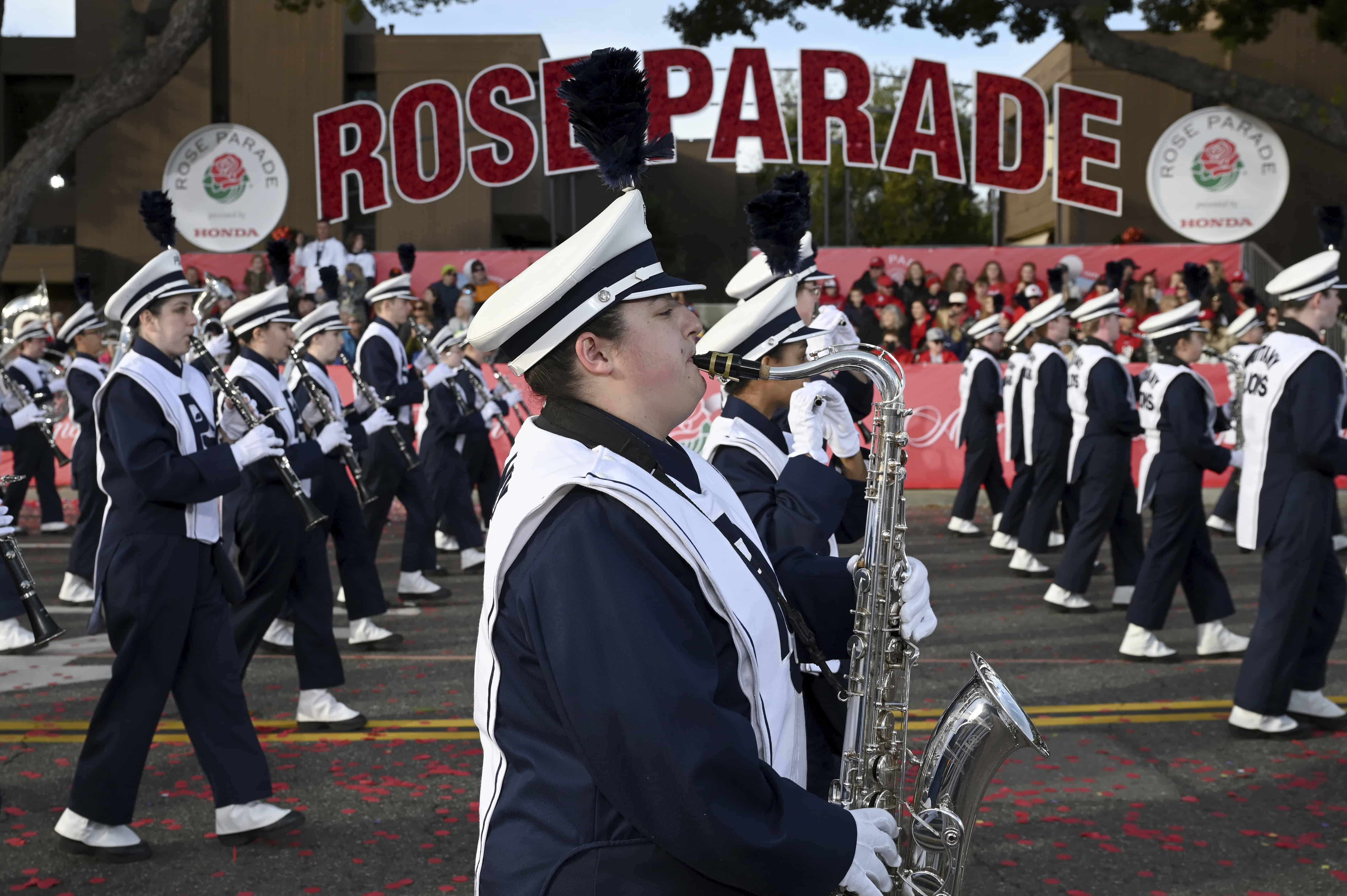 La Banda Azul de Marcha de la Universidad Estatal de Pennsylvania durante su presentación en el 134o Desfile de las Rosas en Pasadena, California, el lunes 2 de enero de 2023.