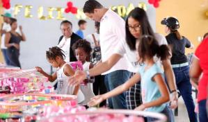 Fundación Padre Rogelio Cruz y Regional 15 de Educación entregan juguetes en El Capotillo