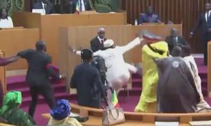 Cárcel para 2 diputados de Senegal por agredir a una colega en el Parlamento