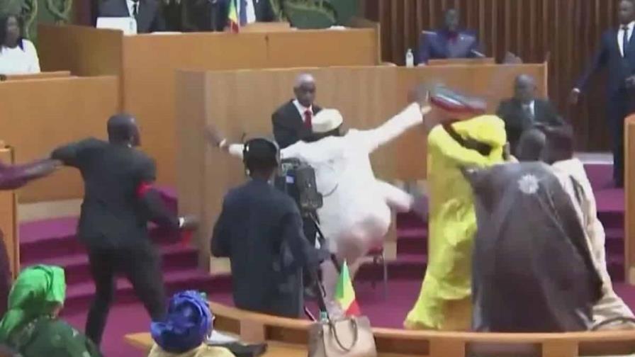 Cárcel para 2 diputados de Senegal por agredir a una colega en el Parlamento Cárcel para 2 diputados de Senegal por agredir a una colega en el Parlamento
