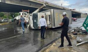 Se estrella camión en avenida John F. Kennedy; hay un herido