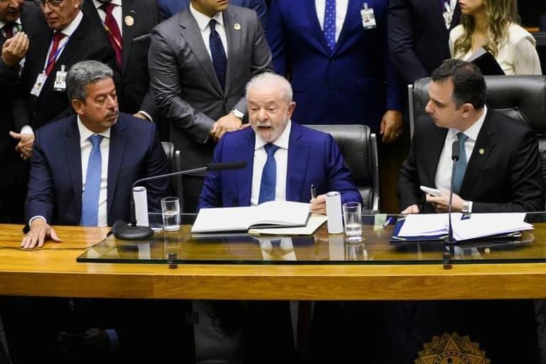 Tras juramentarse como nuevo presidente de Brasil, Lula revocó más de 10 decretos firmados por Bolsonaro
