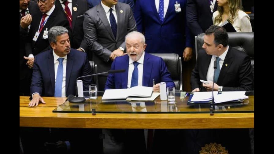Tras juramentarse como nuevo presidente de Brasil, Lula revocó más de 10 decretos firmados por Bolsonaro