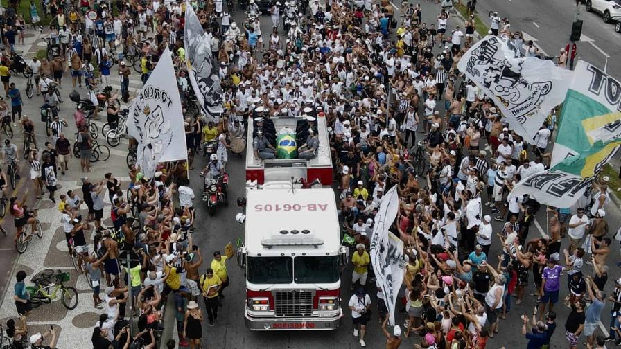 El cortejo fúnebre de Pelé conmueve a su paso por la casa de su madre