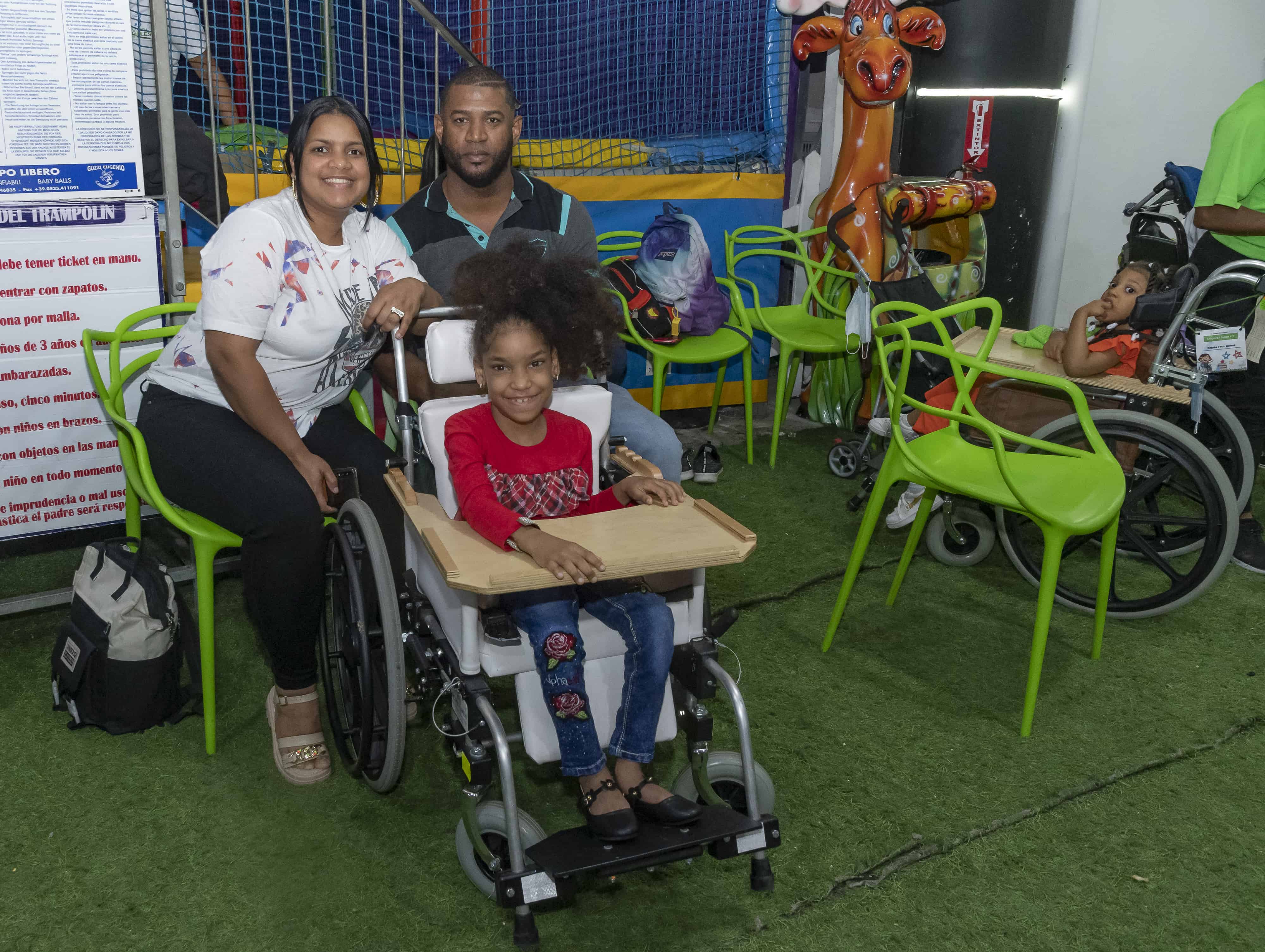 Giselle Faña, Dafne Fañe y Michael Santiago.