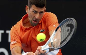 Djokovic inicia el año con victoria tras superar a Lestienne