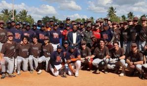 Policía cerró 2022 con intercambio béisbol con la Universidad de Brown en Boca Chica
