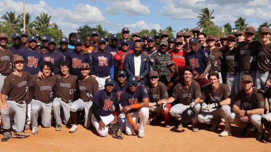 Policía cerró 2022 con intercambio béisbol con la Universidad de Brown en Boca Chica