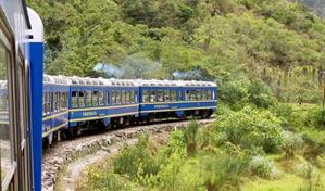 Al menos 17 heridos y turistas afectados dejan protestas en la vía del tren a Machu Picchu