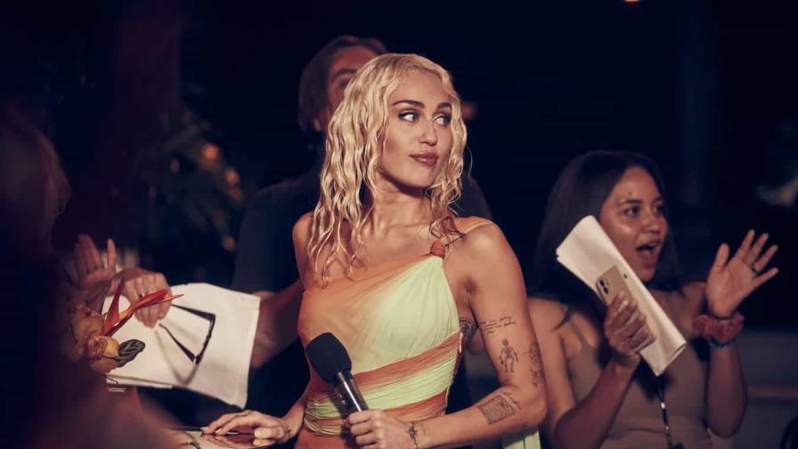 Miley Cyrus recibe 2023 con un nuevo sencillo titulado Flowers