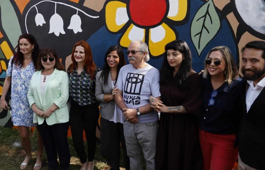 Mural de Mon Laferte inaugura actos por 50º aniversario del golpe en Chile