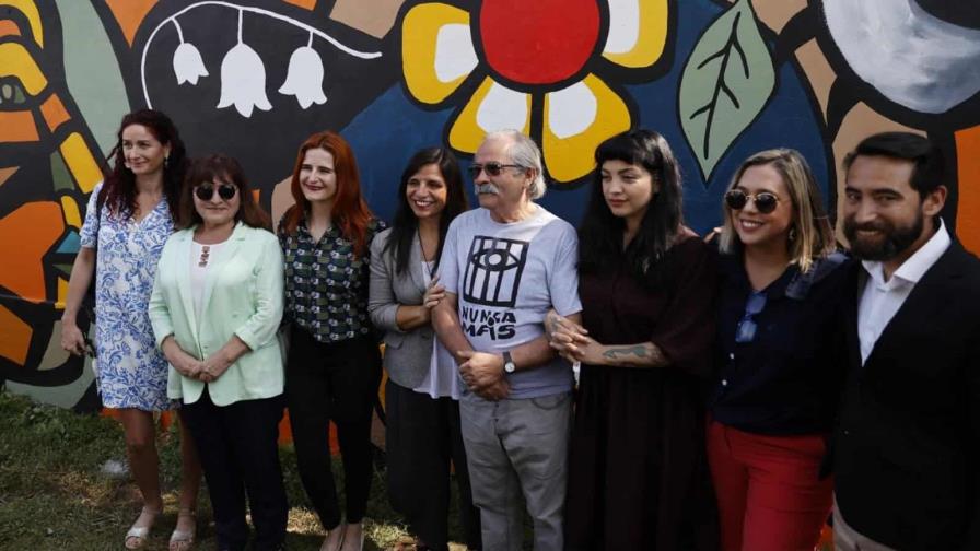 Mural de Mon Laferte inaugura actos por 50º aniversario del golpe en Chile
