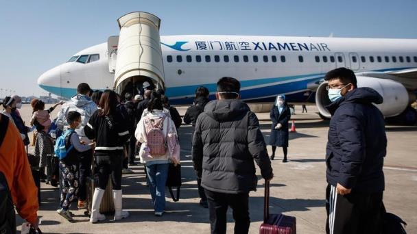 Pekín califica de inaceptables las restricciones a pasajeros de China