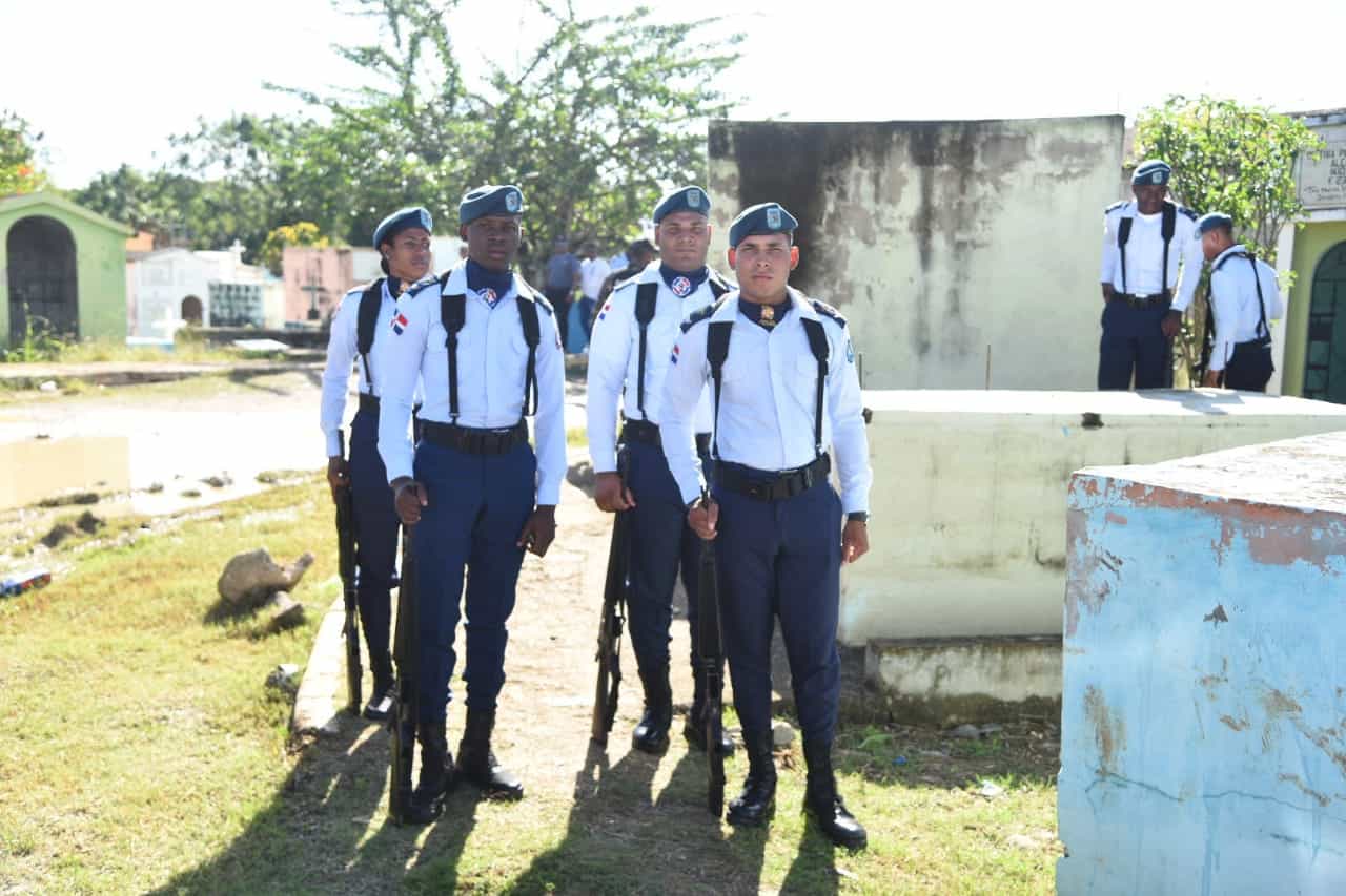 Oficiales de la Fuerza Aérea rinden honor durante el sepelio.
