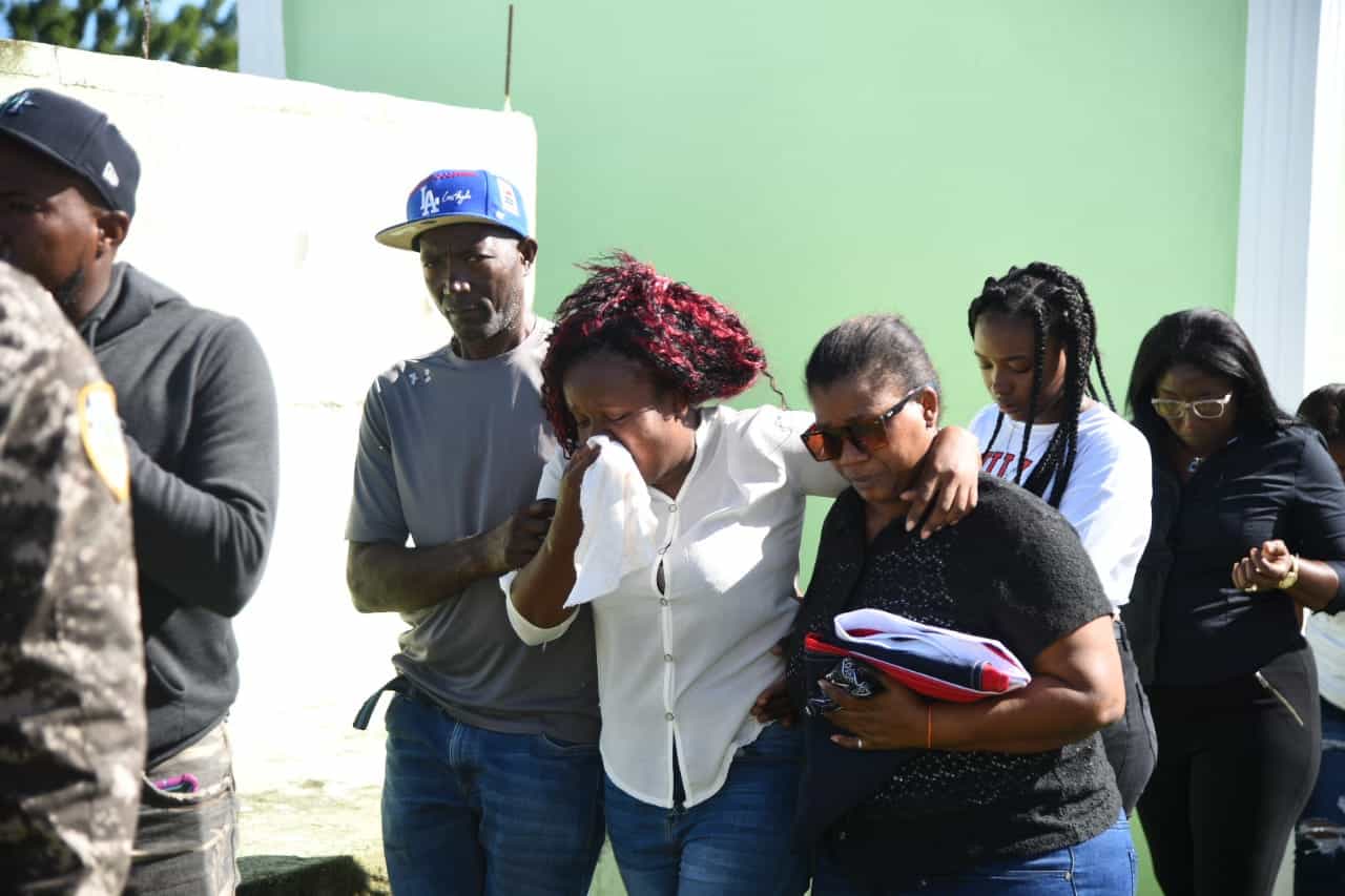 Familiares dan ultimo adios a Carlos Marte.