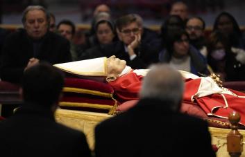 Unas 135,000 personas acuden a la capilla ardiente de Benedicto XVI en los dos primeros días de velatorio