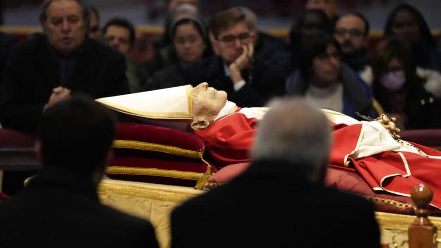 Unas 135,000 personas acuden a la capilla ardiente de Benedicto XVI en los dos primeros días de velatorio