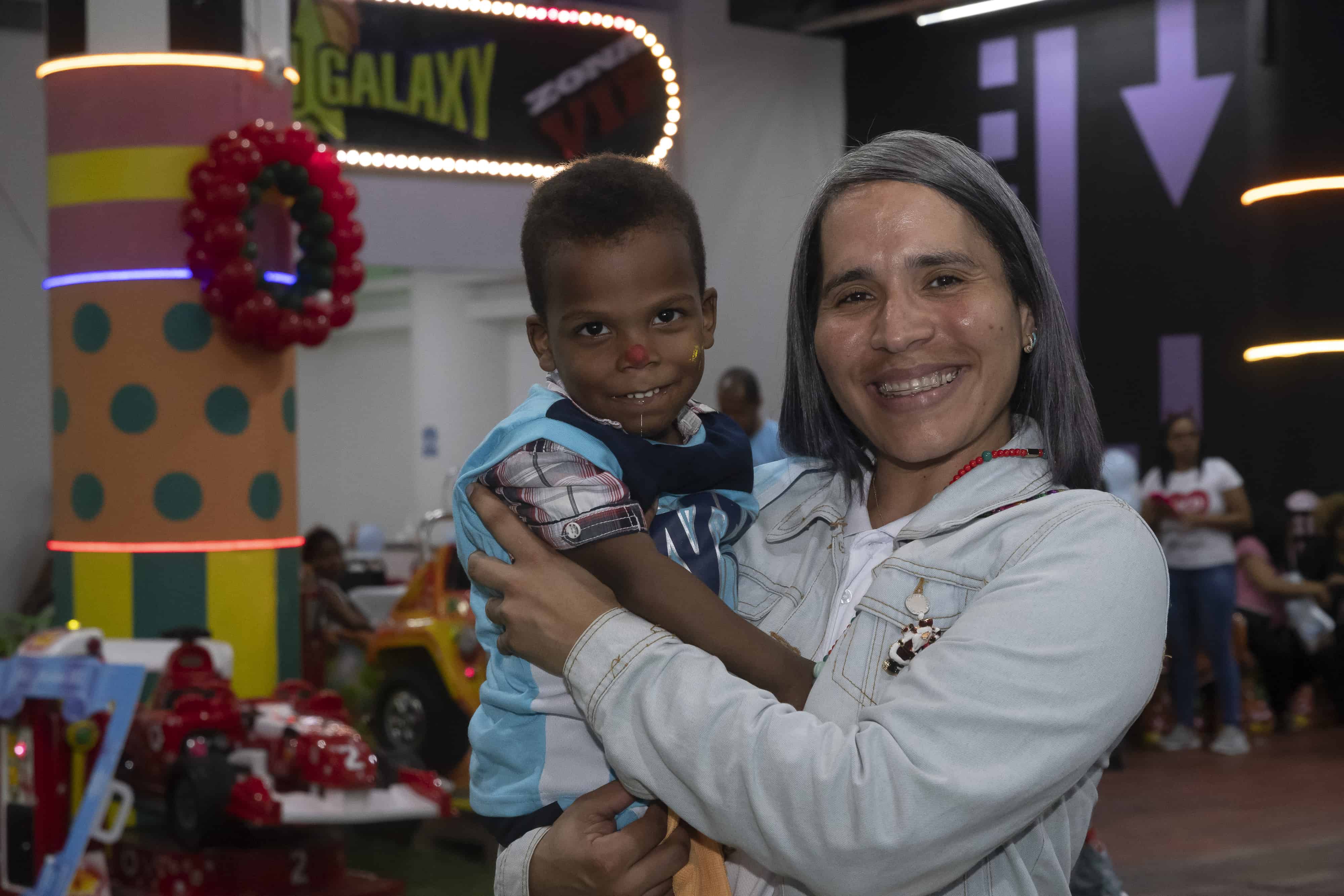 Ian Alexander Santana, de Nido para Ángeles, y Miguelina Báez, psicóloga de la fundación. 