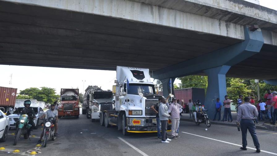Camioneros obstaculizan el tránsito por la autopista 30 de Mayo
