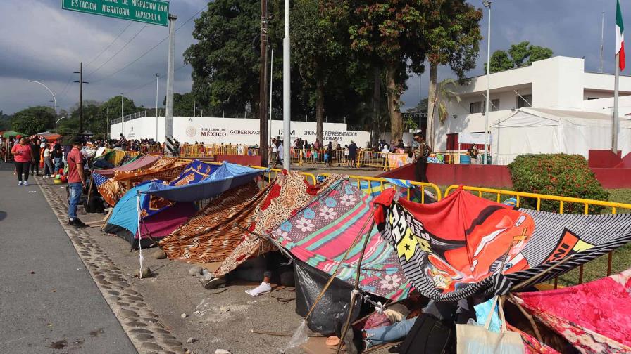Unos 2,000 migrantes improvisan campamento en frontera sur de México