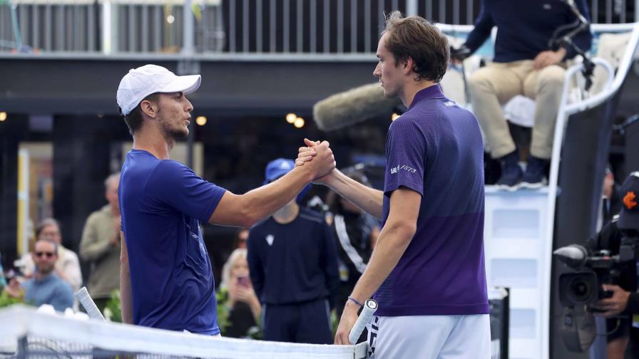 Medvedev se mete en cuartos en el torneo de Adelaide