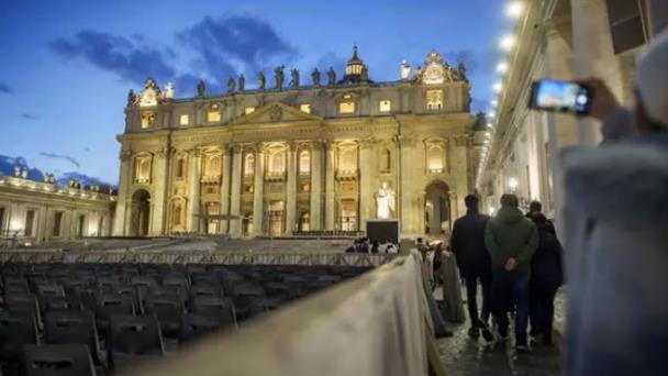 Papa Francisco preside mañana funeral de Benedicto XVI y cierra era de los dos pontífices en la Iglesia