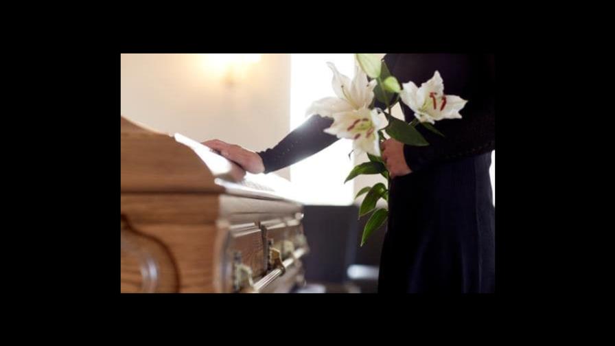 Dos hermanas de Florida buscan el cuerpo de su padre tras un cambio de féretro