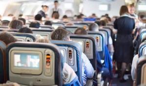 Mujer denuncia que un borracho la orinó en pleno vuelo y tripulación no hizo nada