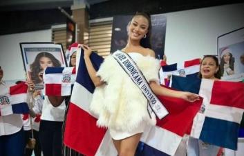 Con maletas cargadas de sueños, Andreína Martínez parte al Miss Universo