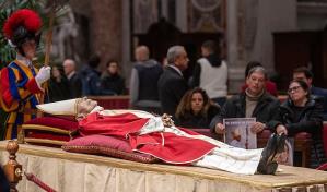 El cuerpo de Benedicto XVI reposa ya en el féretro preparado para el funeral
