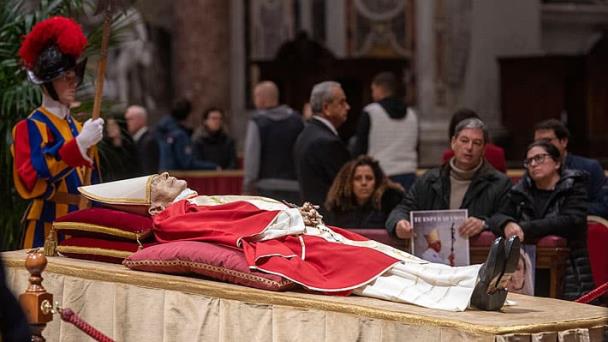El cuerpo de Benedicto XVI reposa ya en el féretro preparado para el funeral