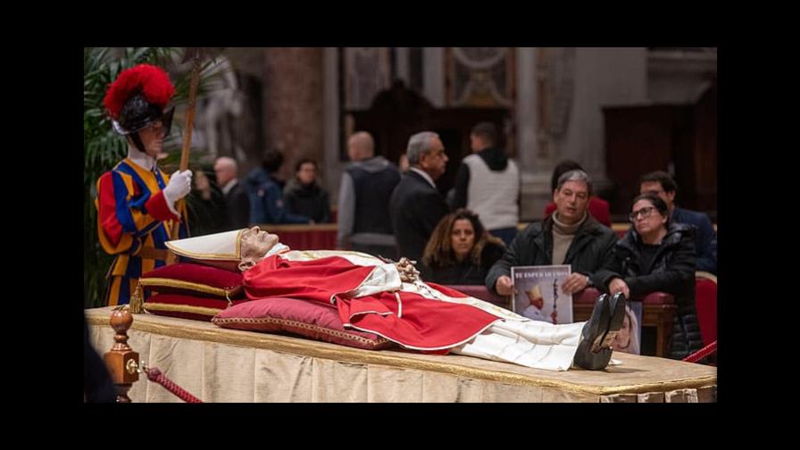 El cuerpo de Benedicto XVI reposa ya en el féretro preparado para el funeral