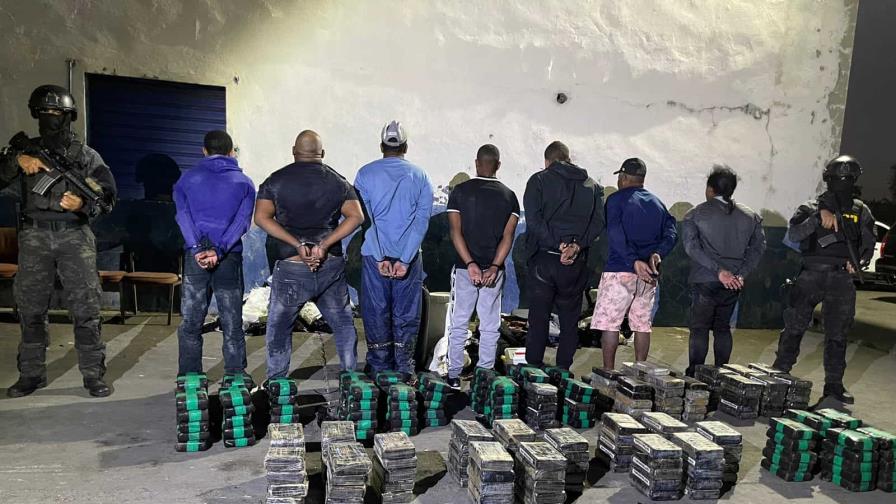 Arrestan a seis dominicanos y un venezolano con 242 paquetes de droga en Boca Chica