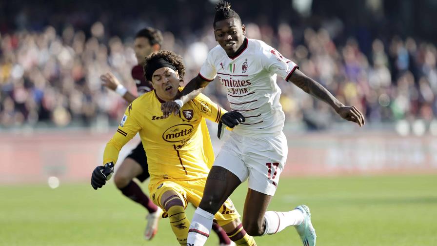 Ochoa impresiona en debut, pese a triunfo del Milan