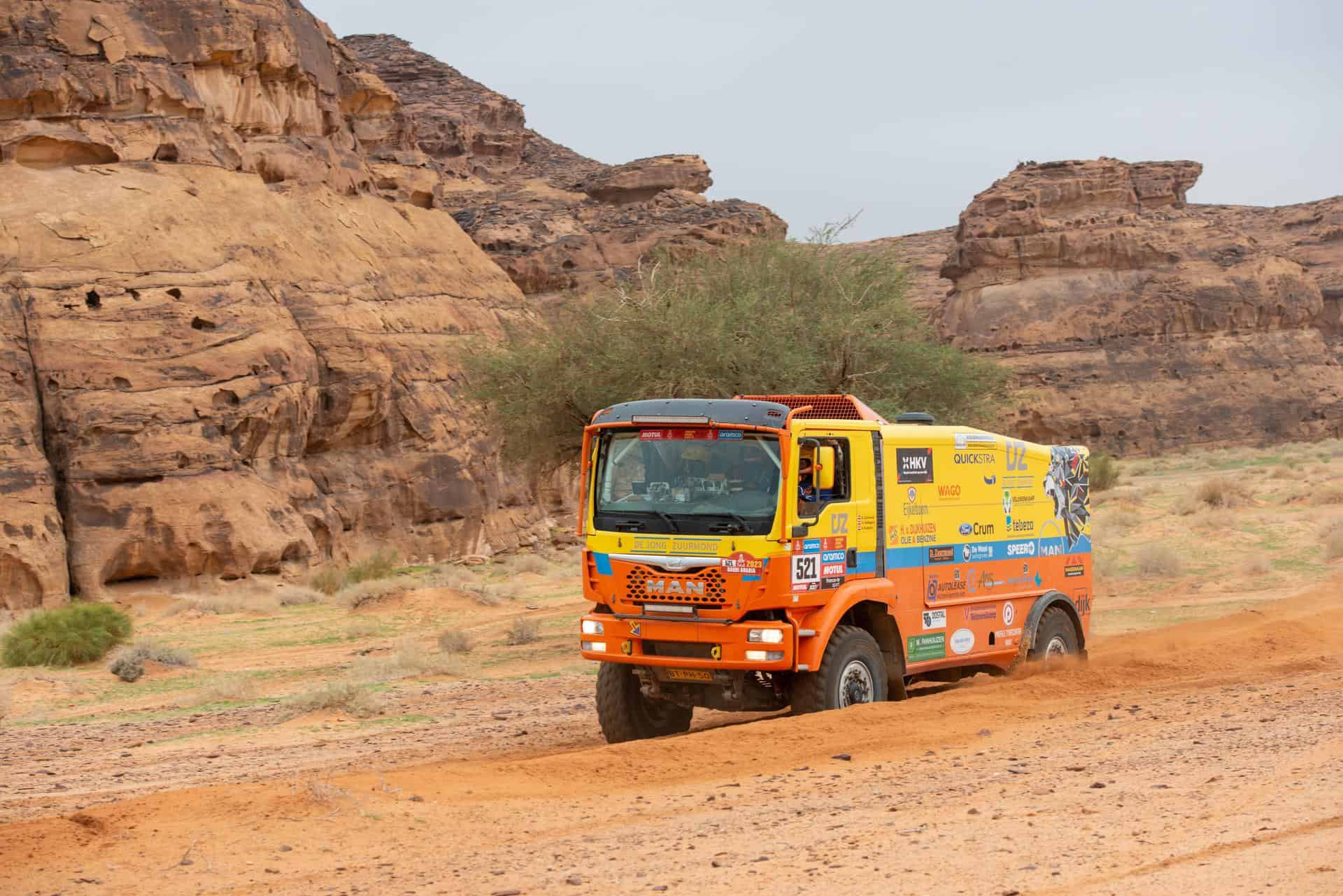  El piloto holandés Gerrit Zuurmond, el copiloto Tjeerd Van Ballegooy y el mecánico Klaas Kwakkel pilotaron su MAN TGA para el equipo Estichting Rainbow Truck durante la tercera etapa del Rally Dakar Alula en Ha 'il, Arabia Saudí, 03 de enero de 2023. 