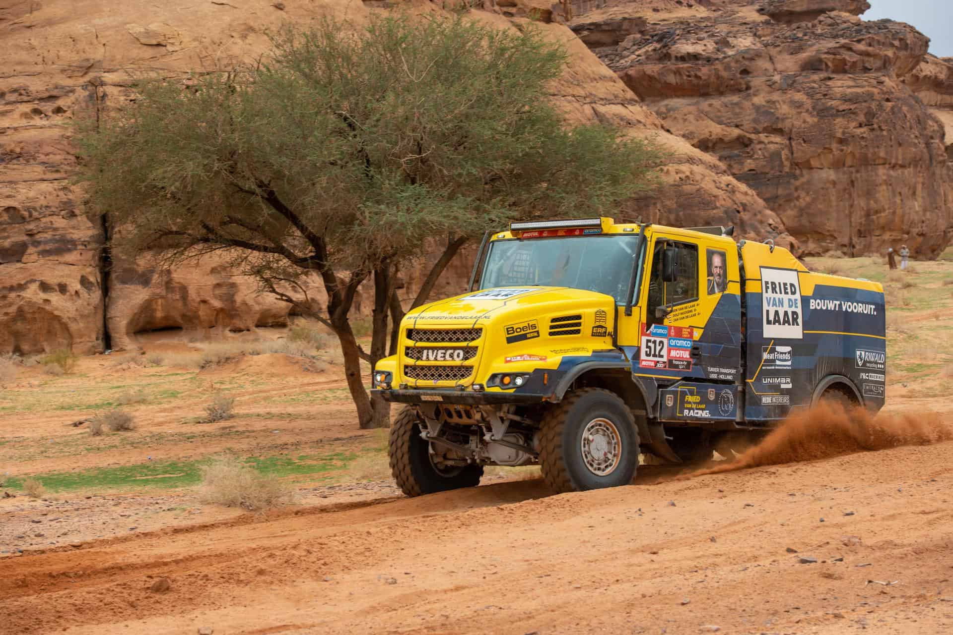 El piloto holandés Ben Van De Laar, el copiloto Jan Van De Laar y el mecánico Adolph Huijgens conducen su Iveco 4X4 DRNL para Fried Van De Laar Racing durante la tercera etapa de el Rally Dakar 2023 de Alula a Ha'il, Arabia Saudita, 03 de enero de 2023.