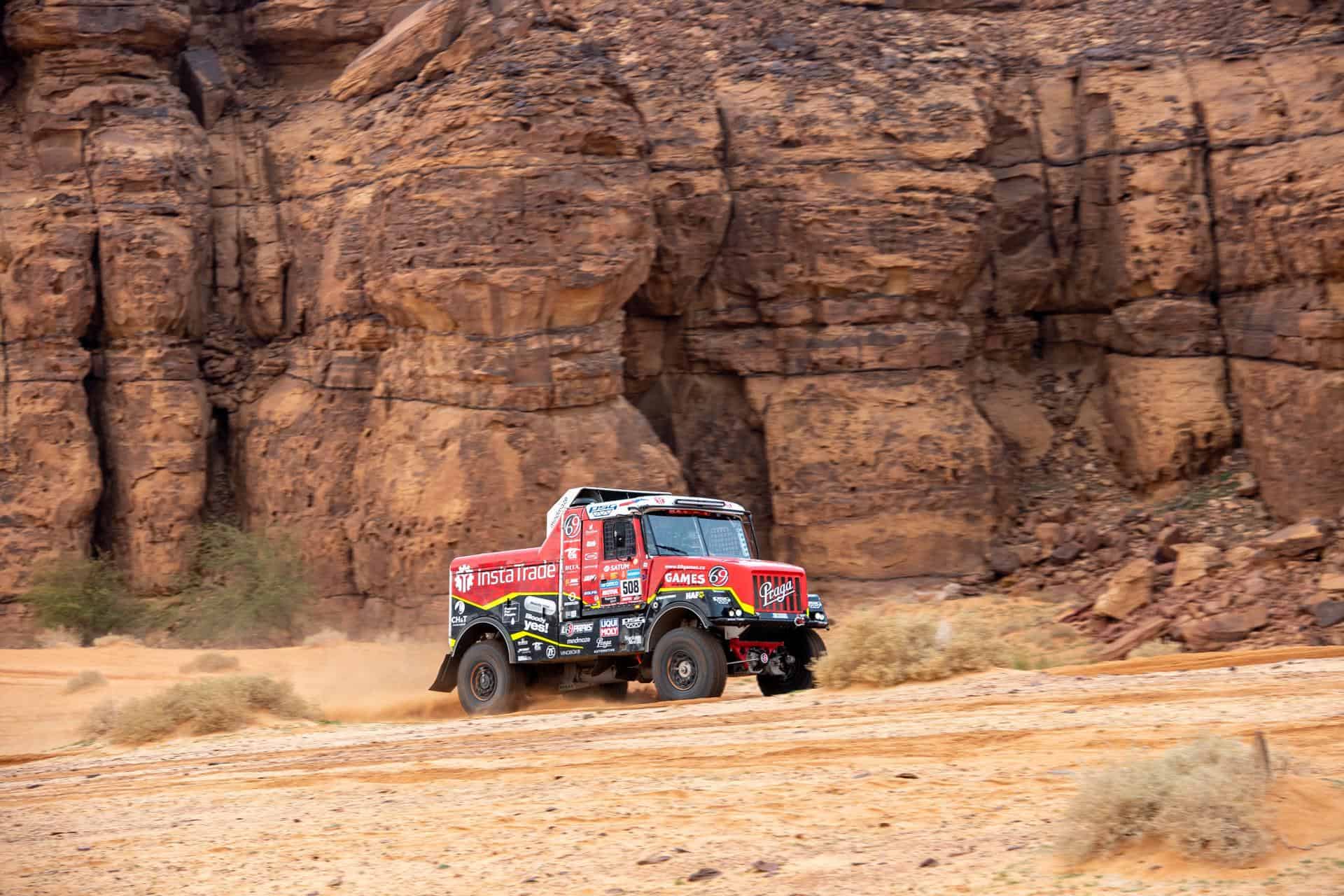 El piloto checo Ales Loprais, el copiloto Petr Pkora y el mecánico Jaroslav Valtr Jr conducen su Praga V4S DKR para Instaforex Loprais Praga durante la tercera etapa del Rally Dakar 2023 de Alula a Ha'il, Arabia Saudita, 03 de enero de 2023. <br>