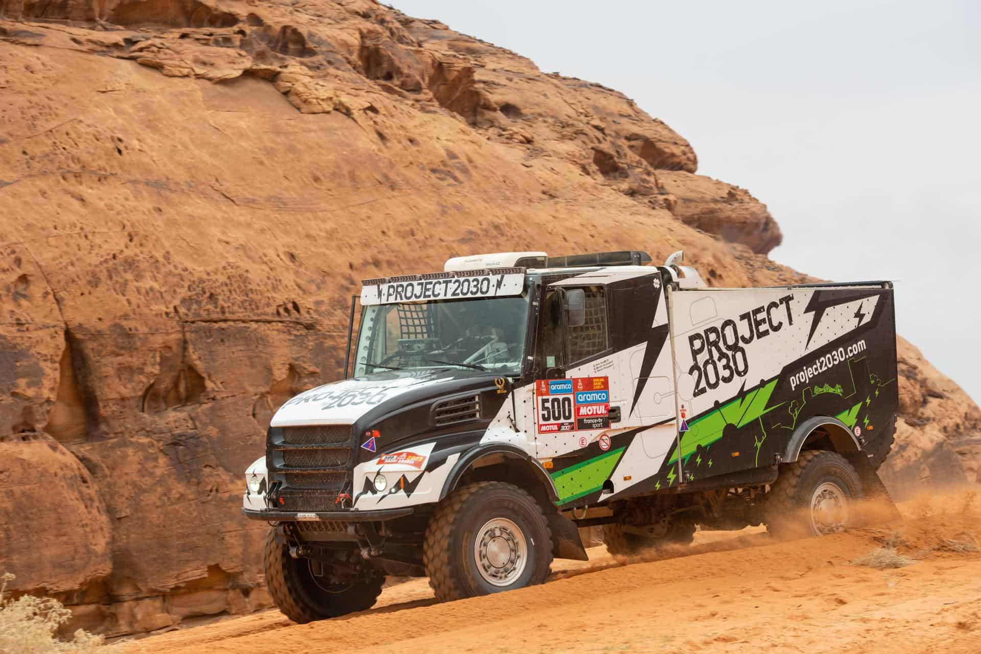 El piloto holandés Kees Koolen, el copiloto Wouter De Graaff y el mecánico Wouter Rosegaar pilotaron su Iveco Powerstar for Project 2030 durante la tercera etapa del Rally Dakar 2023 desde Alula hasta Ha 'il, Arabia Saudí, 03 de enero de 2023. <br>