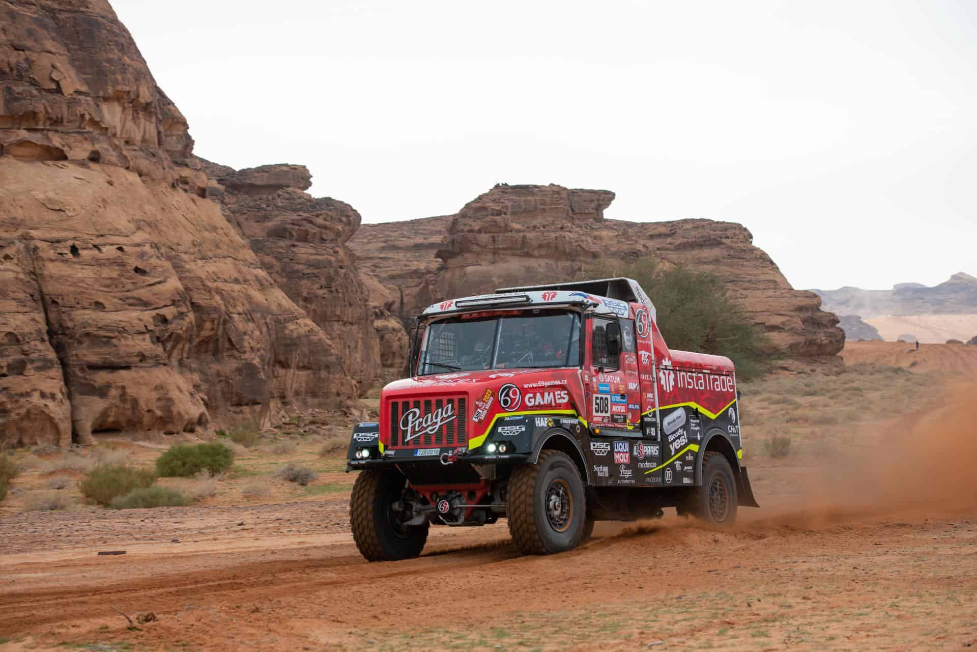 El piloto checo Ales Loprais, el copiloto Petr Pkora y el mecánico Jaroslav Valtr Jr conducen su Praga V4S DKR para Instaforex Loprais Praga durante la tercera etapa del Rally Dakar 2023 de Alula a Ha'il, Arabia Saudita, 03 de enero de 2023. 