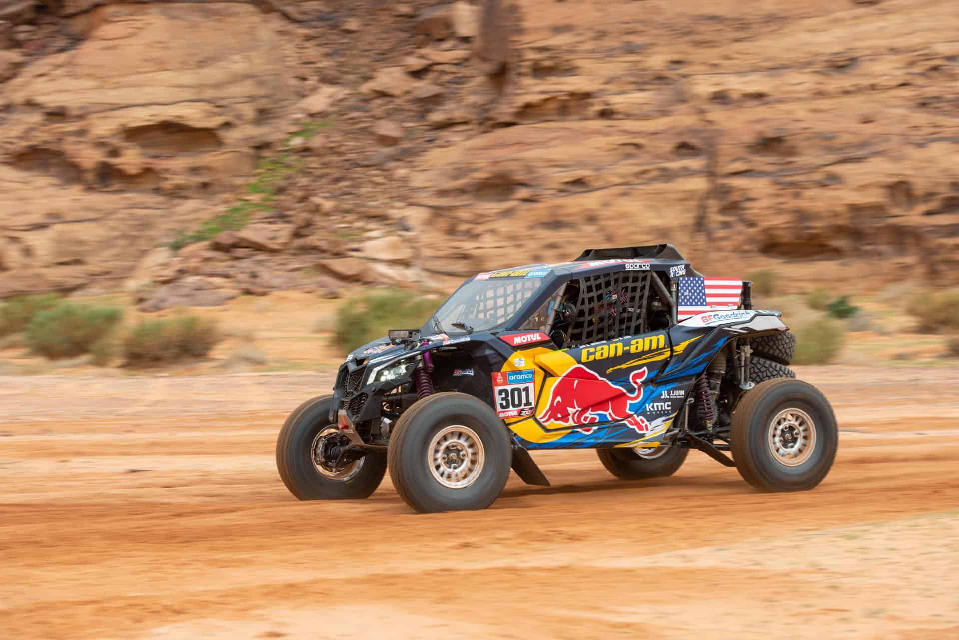 El piloto estadounidense Seth Quintero y el copiloto alemán Dennis Zenz pilotaron su BRP Maverick del equipo Red Bull Off-road Jr USA BY BFG durante la tercera etapa del Rally Dakar de Alula to Ha'il, Arabia Saudí, 03 de enero de 2023. 