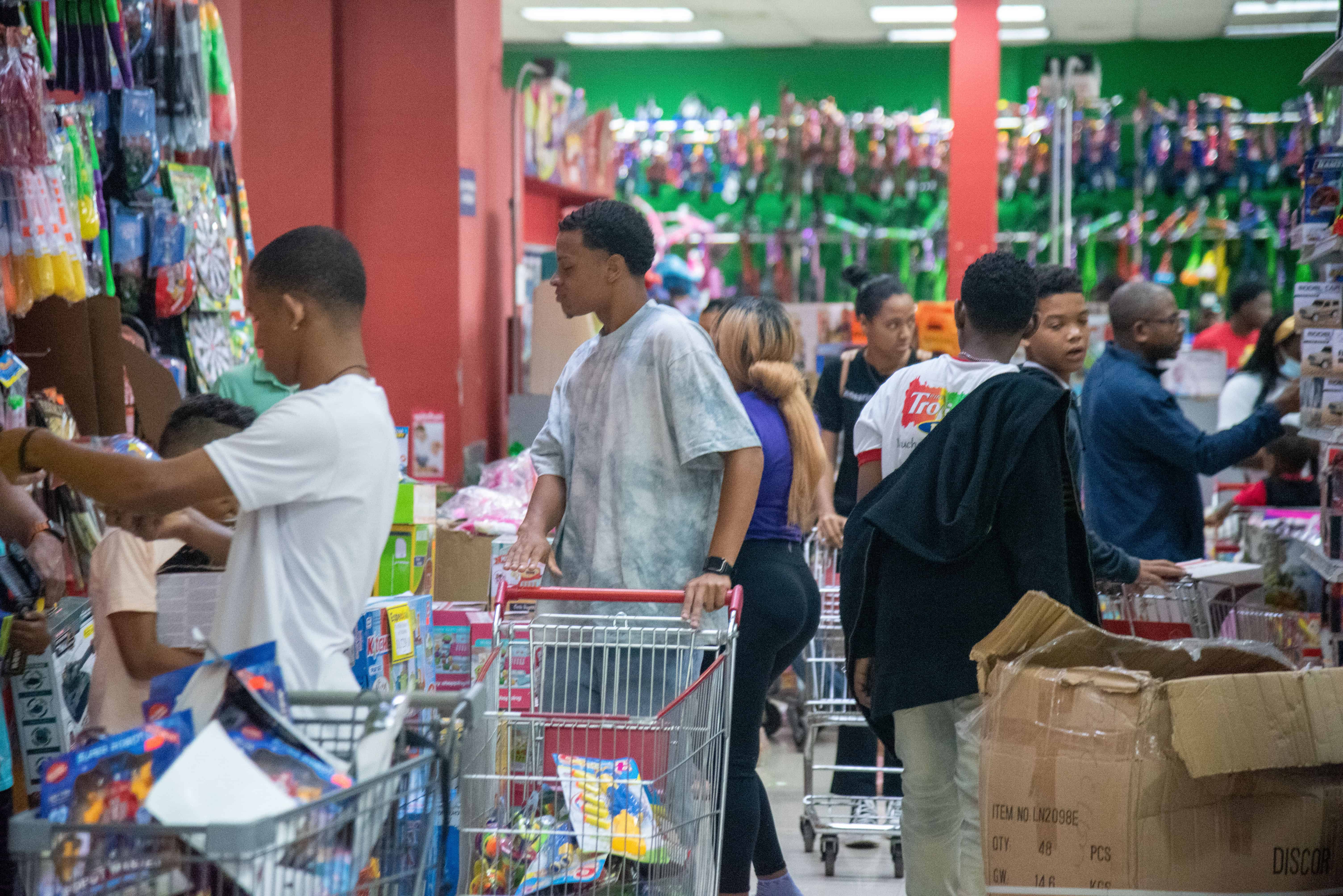 Los hombres también acudieron a comprar juguetes. 