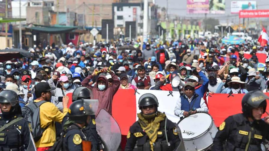 Las protestas vuelven a Perú con bloqueos de vías, pero sin choques violentos