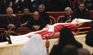 El papa em&eacute;rito Benedicto XVI ya reposa en la cripta vaticana